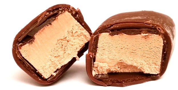 Algida, Magnum Double Chocolate, lody o smaku czekoladowym z sosem czekoladowym i grubą polewą z czekolady mlecznej, copyright Olga Kublik