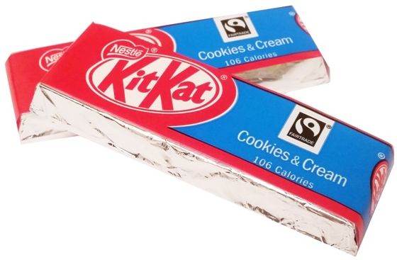 Nestle, Kit Kat Cookies & Cream, kakaowe wafelki z polewą z mlecznej i białej czekolady o smaku ciasteczkowym, copyright Olga Kublik