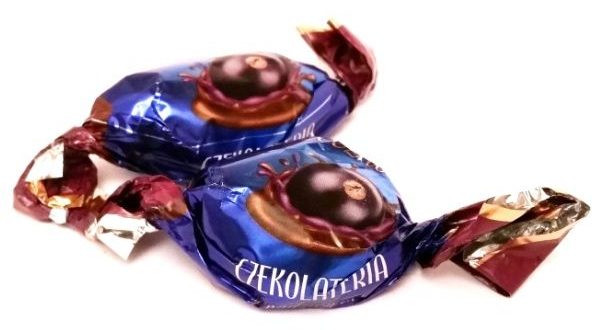 Czekolateria, Cukierki czekoladowe z nadzieniem porzeczkowym, czekoladki na wagę z Lidla, copyright Olga Kublik