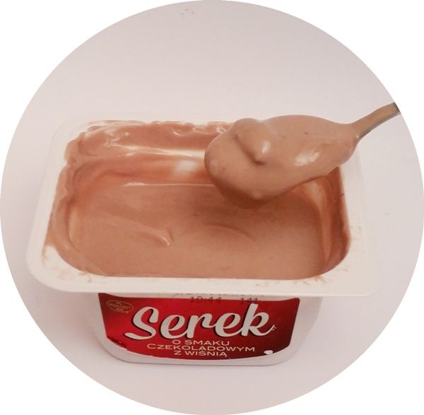 Jana, Premium jogurt Serek termizowany o smaku czekoladowym z wiśnią, copyright Olga Kublik