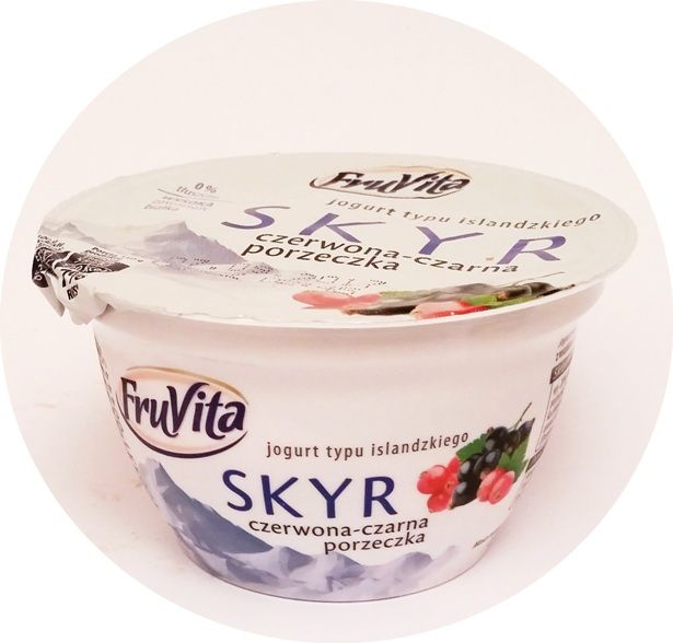 Piątnica, FruVita Skyr jogurt typu islandzkiego czerwona i czarna porzeczka, copyright Olga Kublik