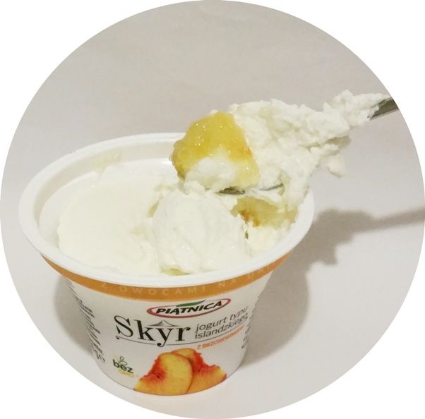 Piątnica, Skyr jogurt typu islandzkiego z brzoskwiniami, copyright Olga Kublik 