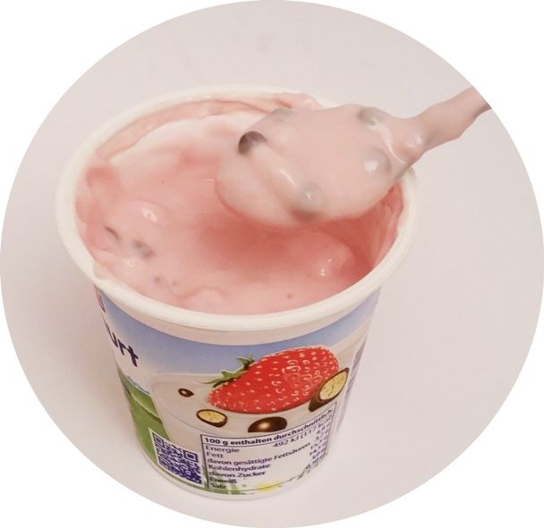 Ehrmann, Almighurt Crunchy Erdbeere, jogurt truskawkowy ze zbożowymi chrupkami w polewie czekoladowej, copyright Olga Kublik