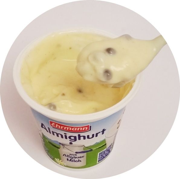 Ehrmann, Almighurt Crunchy Vanilla, jogurt waniliowy z chrupkami zbożowymi z polewą czekoladową, copyright Olga Kublik