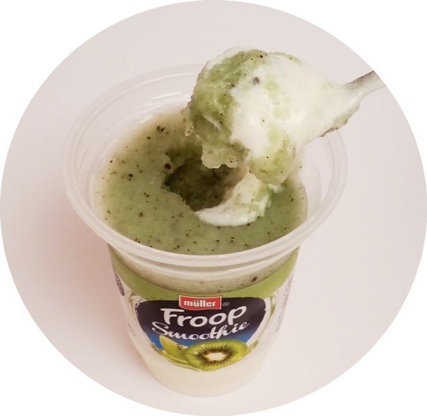 Muller, Froop Smoothie kiwi, gęsty jogurt naturalny z owocową pianką o smaku kiwi, copyright Olga Kublik