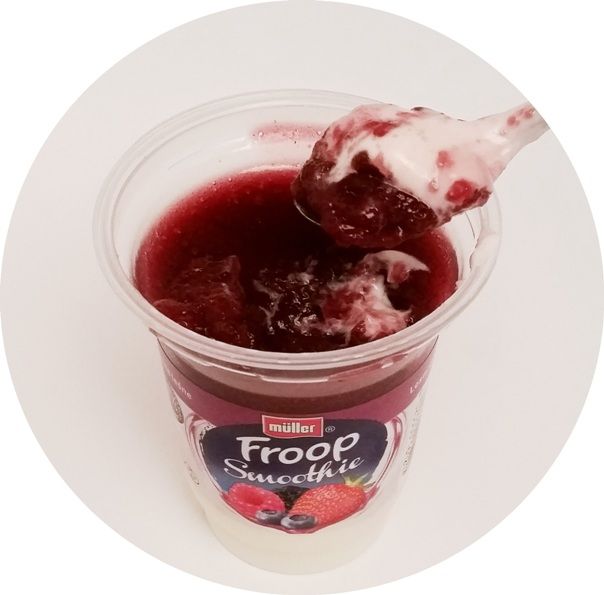 Muller, Froop Smoothie owoce leśne, gęsty jogurt naturalny z owocową pianką o smaku owoców leśnych, copyright Olga Kublik