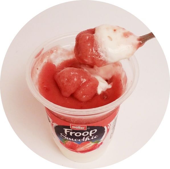Muller, Froop Smoothie truskawka, gęsty jogurt naturalny z owocową pianką o smaku truskawki, copyright Olga Kublik