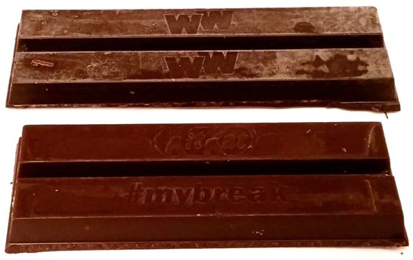 Porównanie batonów w ciemnej czekoladzie: Nestle, Kit Kat Dark vs Wedel, WW Gorzka czekolada, wafle kakaowe w polewie deserowej, copyright Olga Kublik