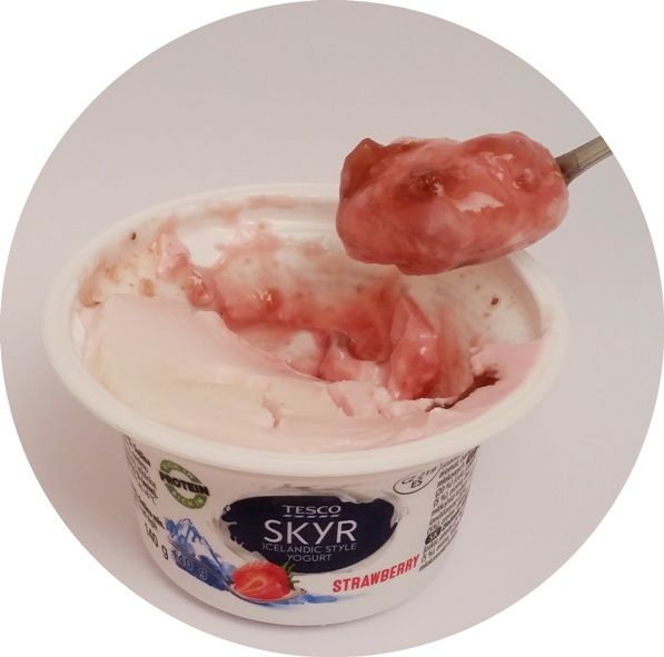 Tesco, Skyr Iceland Style Yogurt Strawberry, jogurt w stylu islandzkim o smaku truskawkowym, deser light o niskiej zawartości tłuszczu, copyright Olga Kublik