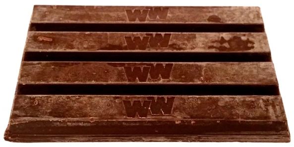 Porównanie batonów w ciemnej czekoladzie: Nestle, Kit Kat Dark vs Wedel, WW Gorzka czekolada, wafle kakaowe w polewie deserowej, copyright Olga Kublik