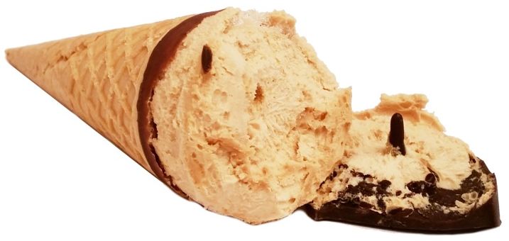 Algida, Cornetto Peanut Butter Love, rożek lodowy o smaku masła orzechowego z orzechami pecan, karmelowym sosem i kakaową polewą, copyright Olga Kublik