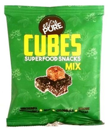 Purella Food, Enjoy Pure Cubes Superfood Snacks mix miechunka peruwiańska, acai, chloerlla, surowe kakao, surowe pralinki bez glutenu, zdrowe wegańskie słodycze, copyright Olga Kublik