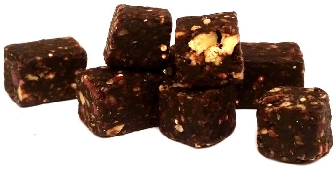 Purella Food, Enjoy Pure Cubes Superfood Snacks surowe kakao, surowe praliny, wegańskie słodycze bez glutenu, kakaowe zdrowe łakocie, copyright Olga Kublik