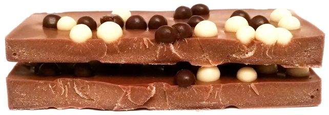 Karmello Chocolatier, Czekolada mleczna z kuleczkami w ciemnej i białej czekoladzie, copyright Olga Kublik
