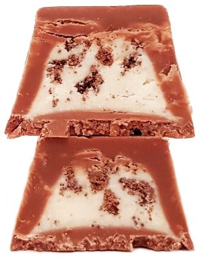 Lindt, Hello Cookies & Cream, baton czekoladowy z nadzieniem ciasteczkowym i herbatnikami kakaowymi, słodycze zagraniczne, copyright Olga Kublik