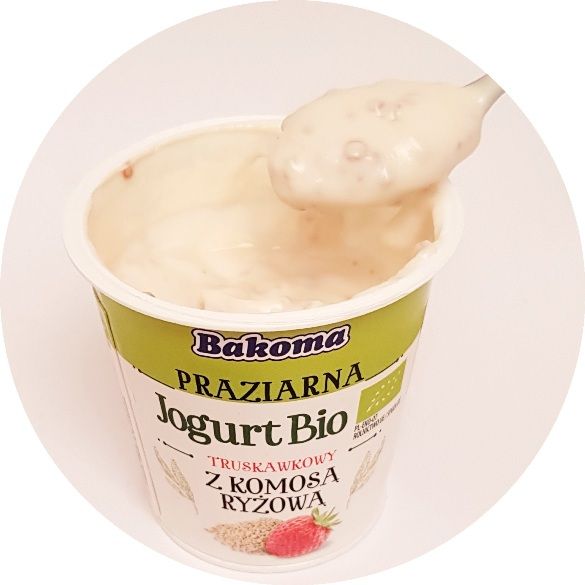 Bakoma, Praziarna Jogurt Bio truskawkowy komosa ryzowa, jogurt ekologiczny, copyright Olga Kublik