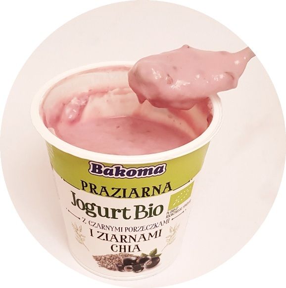 Bakoma, Praziarna Jogurt Bio z czarnymi porzeczkami i ziarnami chia, jogurt ekologiczny, copyright Olga Kublik