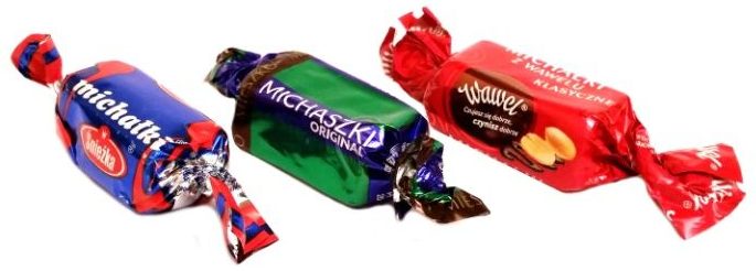 Porównanie cukierków typu michałki, cukierki kakaowe z orzechami arachidowymi, Michałki Śnieżka i Wawel, Michaszki Mieszko, copyright Olga Kublik