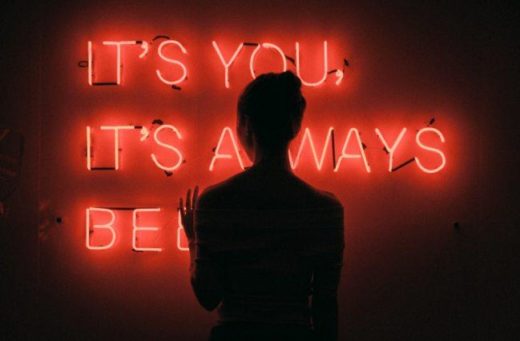 Słowa puste znaczeniowo. Kiedy i dlaczego je stosujemy?